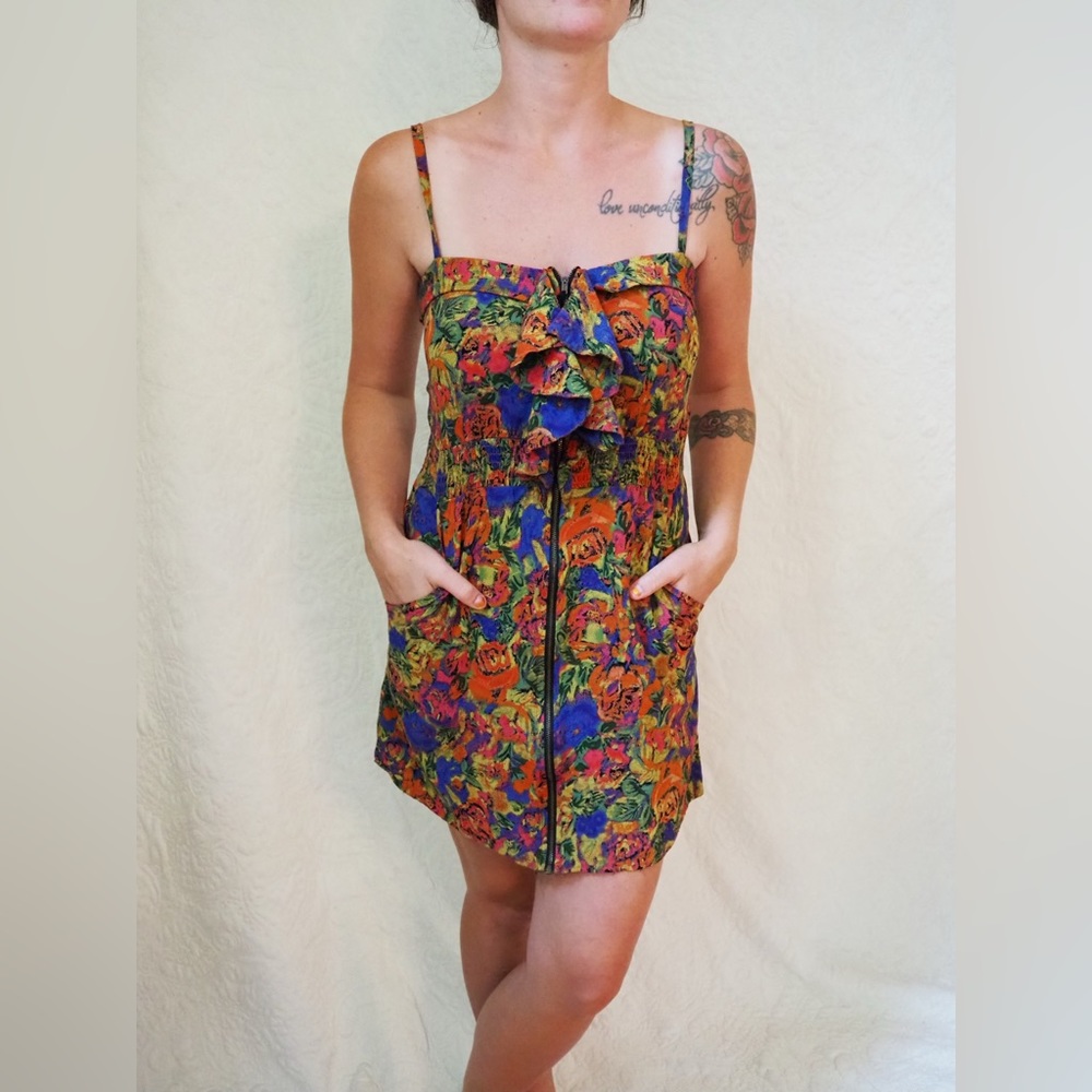 It has pockets!! Cutest little summer dress that zips up the front!
